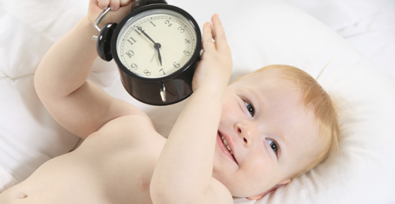 Baby mit Wecker Baby mit Wecker