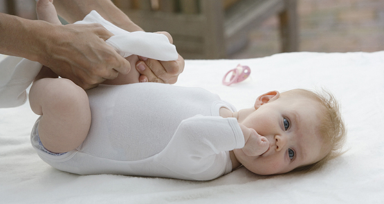 Baby ankleiden Baby ankleiden