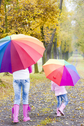 Mutter und Tochter unter bunten Regenschirmen Mutter und Tochter unter bunten Regenschirmen