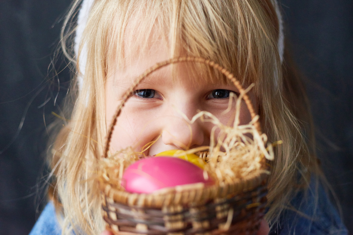 Kind schaut über Osternest Kind schaut über Osternest
