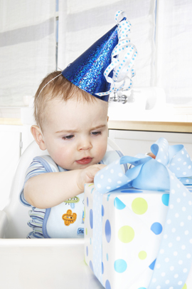 Baby öffnet ein Geschenk Baby öffnet ein Geschenk