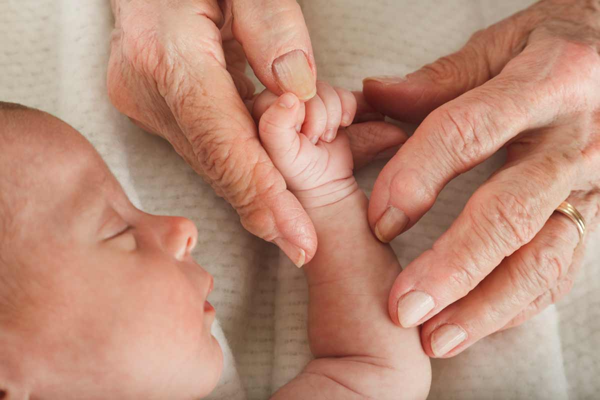 Baby hilft Seniorin Baby hilft Seniorin