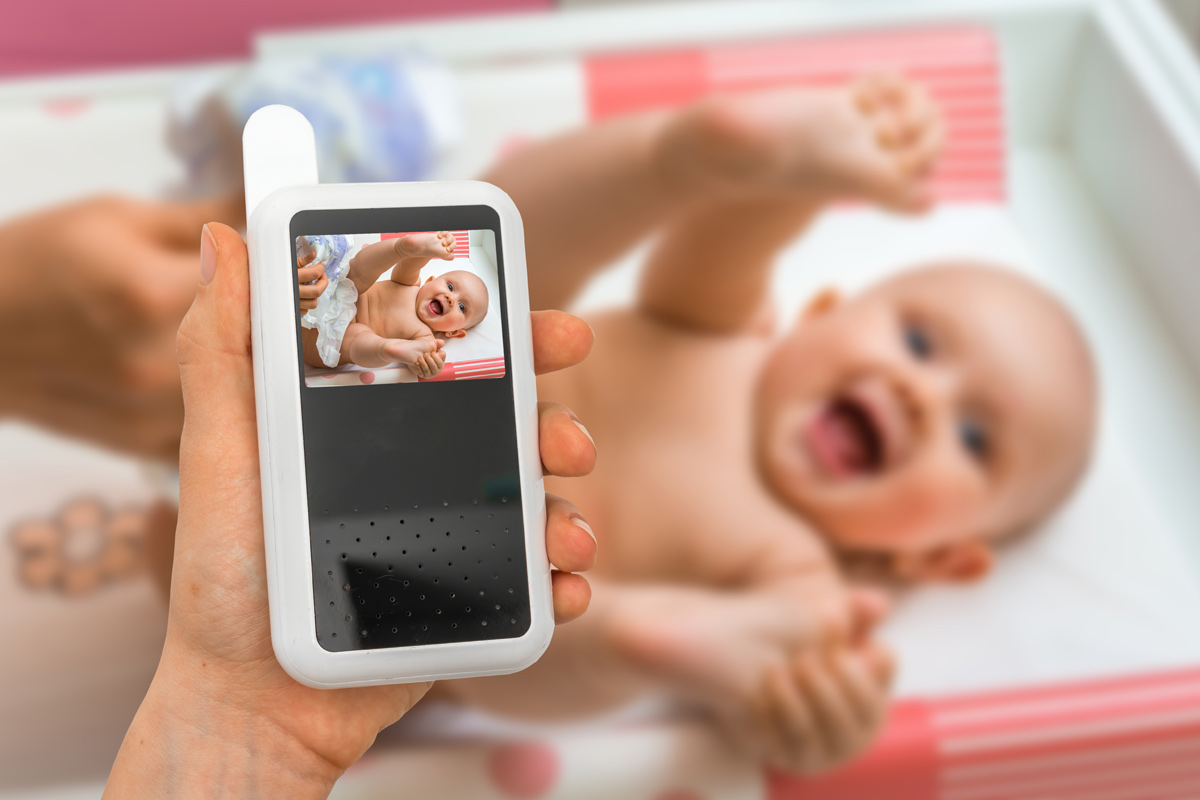 Baby mit Babyphone Baby mit Babyphone