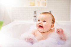 So werden wasserscheue Babys zu begeisterten Wasserraten So werden wasserscheue Babys zu begeisterten Wasserraten