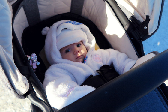 Auch in dicker Winterkleidung ist genug Platz in der Babywanne Auch in dicker Winterkleidung ist genug Platz in der Babywanne