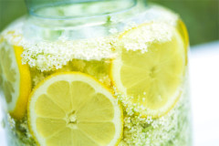 Holunderblütensirup selber machen Holunderblütensirup selber machen