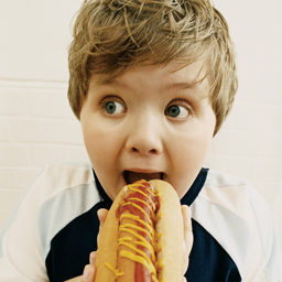 Junge mit Hot Dog Junge mit Hot Dog