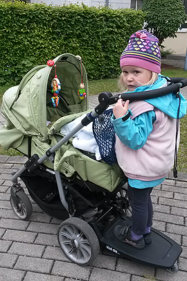 Stehend kann man den Kid-Sit Mitfahrsitz auch benutzen Stehend kann man den Kid-Sit Mitfahrsitz auch benutzen
