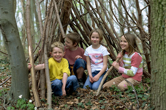 Tipps für ausflüge mit kindern: laubhütte bauen bilder familie.de