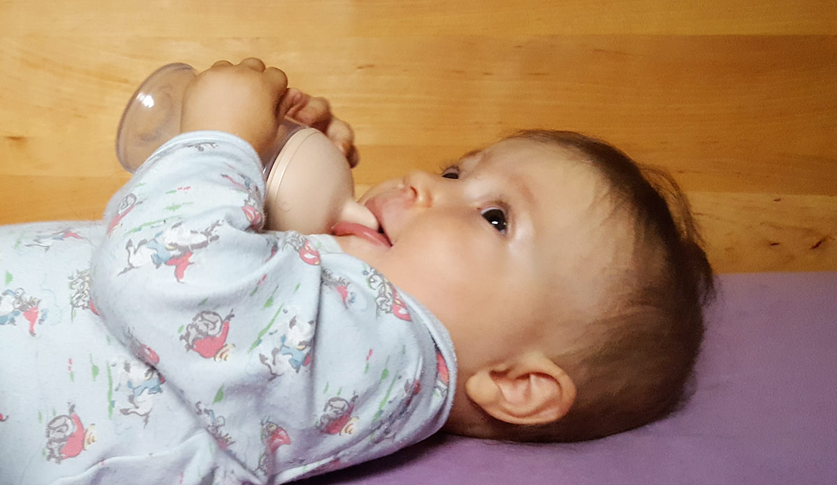 Baby trinkt aus mimijumi Baby trinkt aus mimijumi