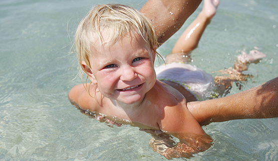 Schwimmen lernen: Kleinkind im Wasser Schwimmen lernen: Kleinkind im Wasser