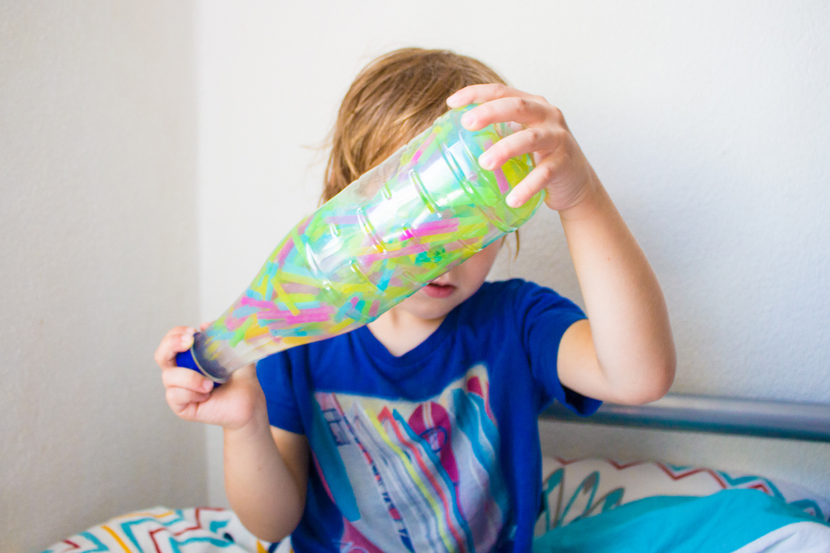 Sensory Bottles mit Strohhalmen Sensory Bottles mit Strohhalmen