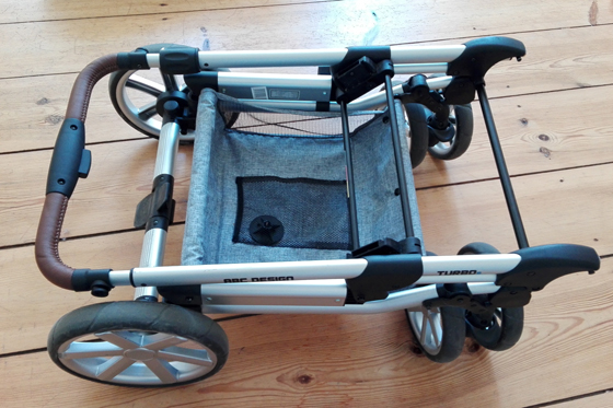 Turbo 6 Kinderwagen zusammengeklappt Turbo 6 Kinderwagen zusammengeklappt