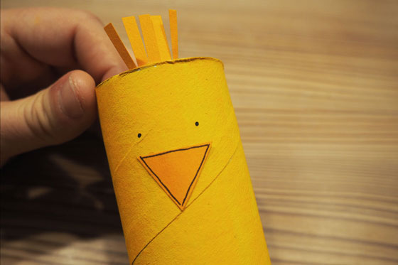 Ein Huhn aus Klorollen nimmt Gestalt an