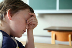 Schlechte Noten im Zeugnis stressen Schüler Schlechte Noten im Zeugnis stressen Schüler
