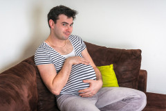 Co-Schwanger: Papa mit Babybauch Co-Schwanger: Papa mit Babybauch