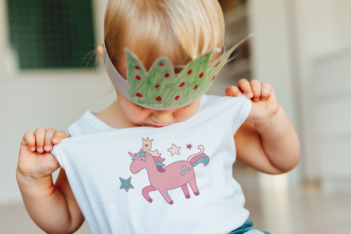Junge im Einhorn Shirt