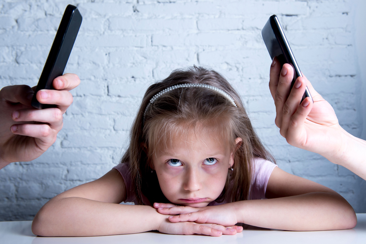 Kind ist genervt vom Handy