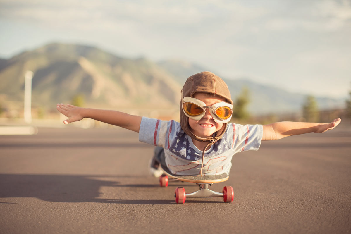 KInd auf Skateboard