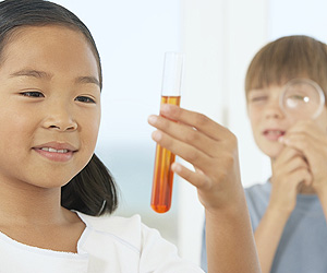 Kinder mit Reagenzgläsern