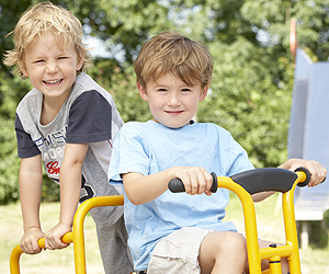 Zwei Jungen auf dem Spielplatz