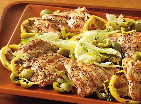 Hähnchenschenkel und Oliven-Fenchel-Salat mit gegrillten Zitronenscheiben