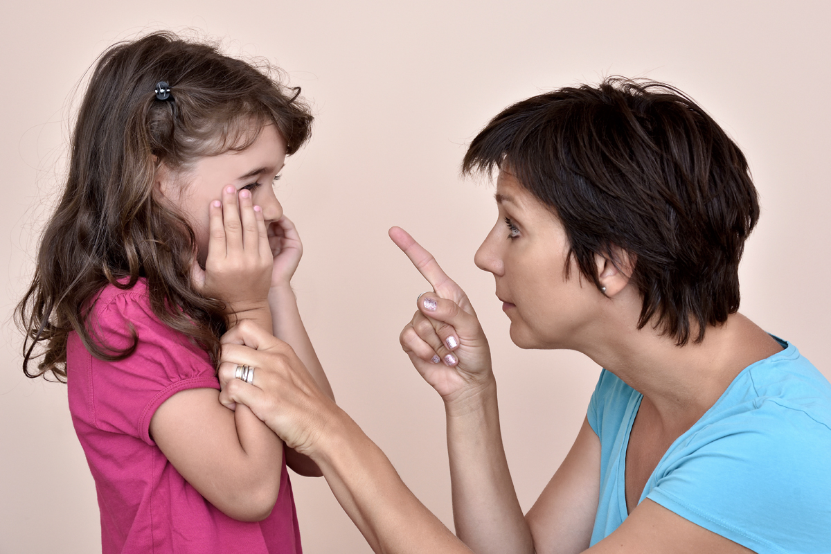 Mutter schimpft mit Tochter