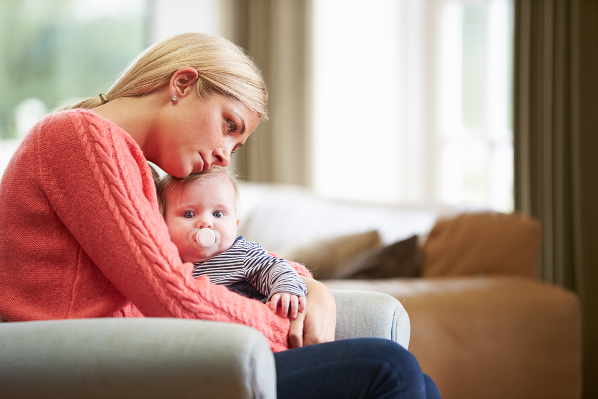 Mutter traurig mit Baby