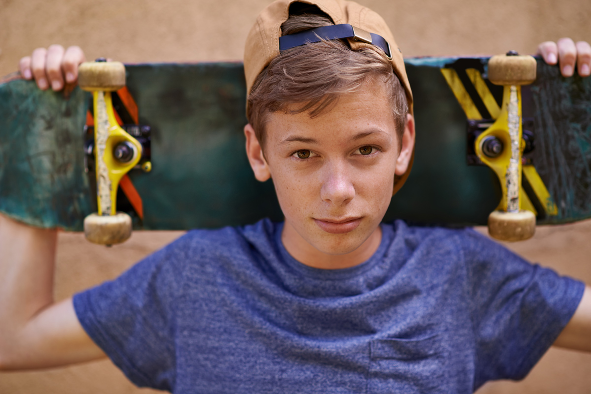 Junge mit Skateboard