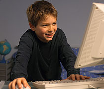 Junge, der vor dem Computer sitzt