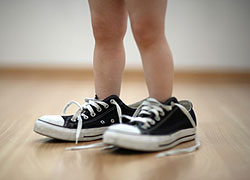 Baby mit übergroßen Sneakers