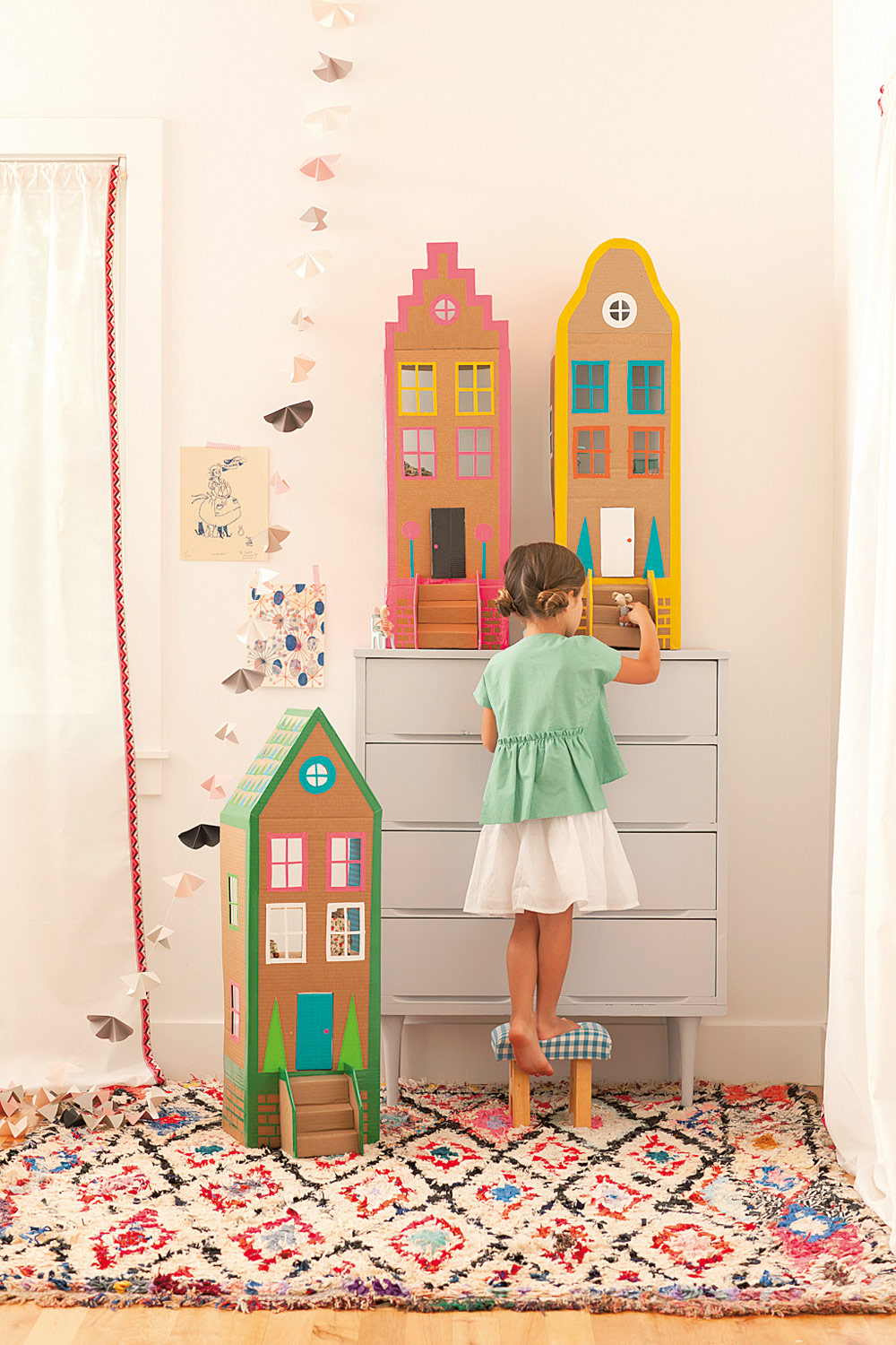 Papphaus: buntes Spielhaus aus Pappe