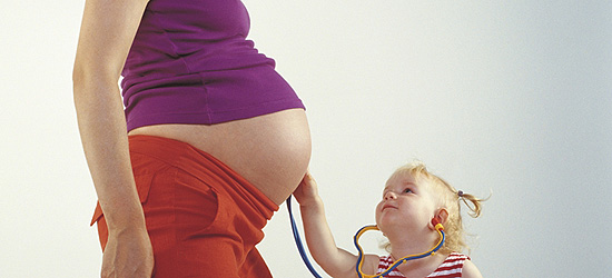 Schwangerschaftsdiabetes: Kind untersucht Schwangere