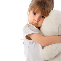 Kleines Mädchen mit Kuscheltier