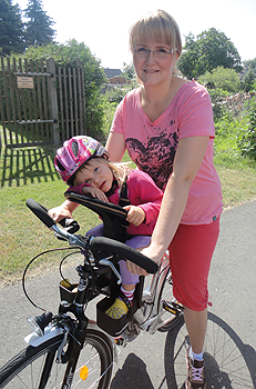 Anna und Lea-Marie testen den WeeRide SafeFront