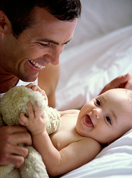 Mit dem Baby spielen