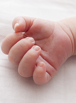 Im. 2. Monate öffnen sich Babys Händchen.