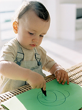 Baby malt mit Stift und Papier