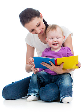 Mama und Baby schauen sich ein Bilderbuch an