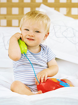 Baby telefoniert mit Spielzeug-Telefon