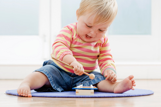 Baby lernt durch Wiederholungen