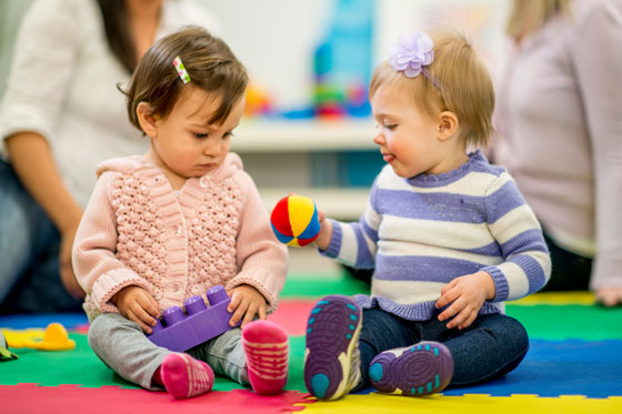 Babys brauchen Freunde - zum Teilen lernen
