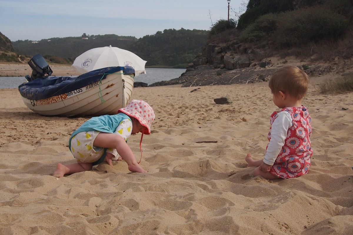 Babys auf Entdeckertour am Strand