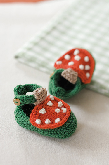 Babyschuhe Fliegenpilze stricken