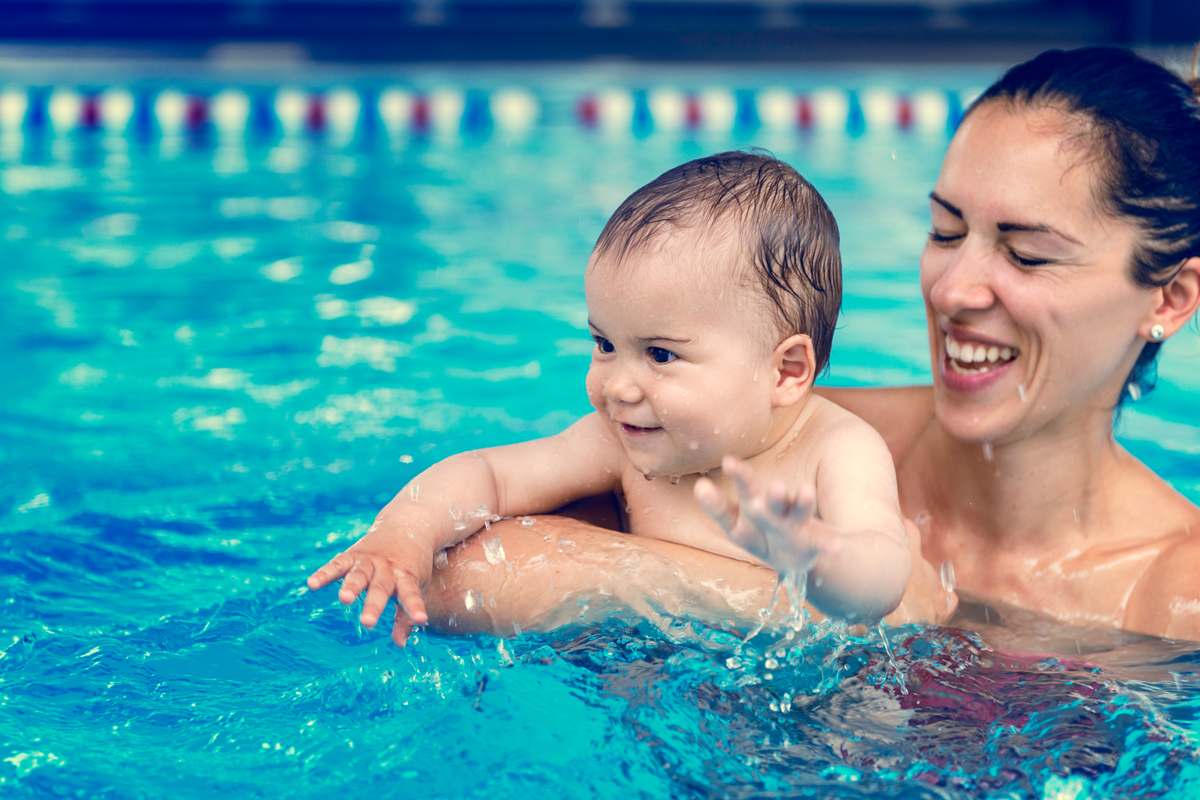 Babyschwimmen: Mutter und Baby
