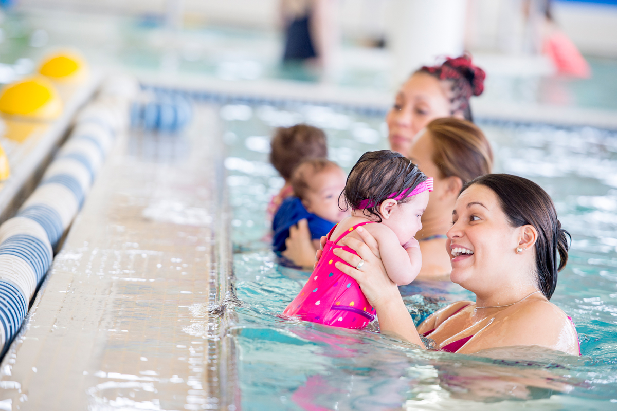 Babyschwimmen: Mütter am Beckenrand