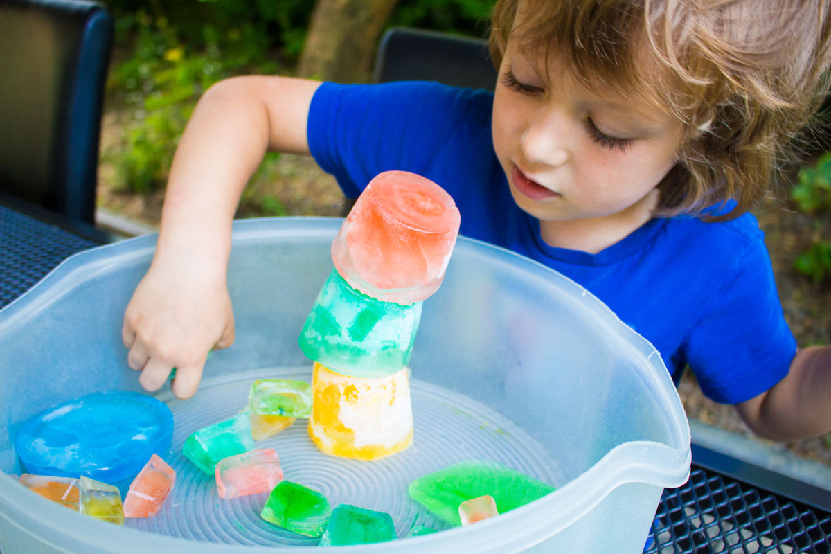Bunte Eiswürfel zum Spielen
