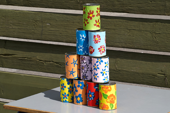 Dosenwerfen - ein lustiges Spiel für Kinder Dosenwerfen - ein lustiges Spiel für Kinder