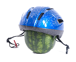 Fahrradhelm auf Melone
