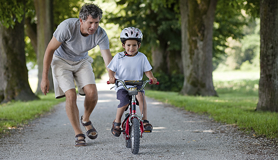 Resultado de imagen de Kind lernt Fahrradfahren Vater